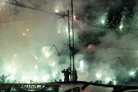 Gemerlap Cahaya Mewarnai Kerusuhan Suporter di Yunani